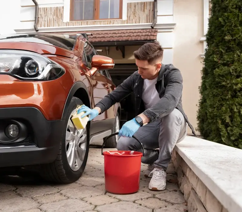 Lavage auto à domicile Saint-Pierre-le-Moûtier : professionnel intervenant sur un véhicule